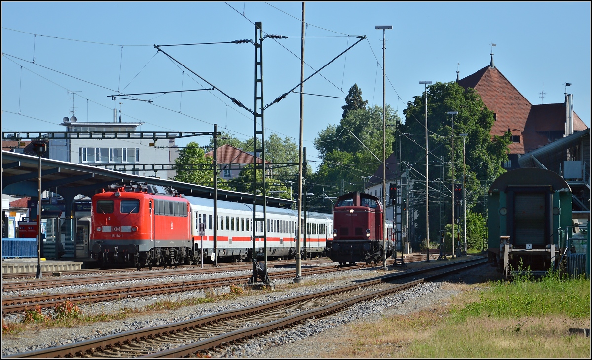 Oldistunden im Grenzbahnhof. 

Endlich gibt sich Methusalem auch mal die Ehre. 115 114-1 hat den IC 2004 nach Konstanz zur Bereitstellung gebracht und bleibt bis Singen angehängt. In der Zwischenzeit hat sich V100 2335 nach Konstanz geschlichen. Juni 2014.
