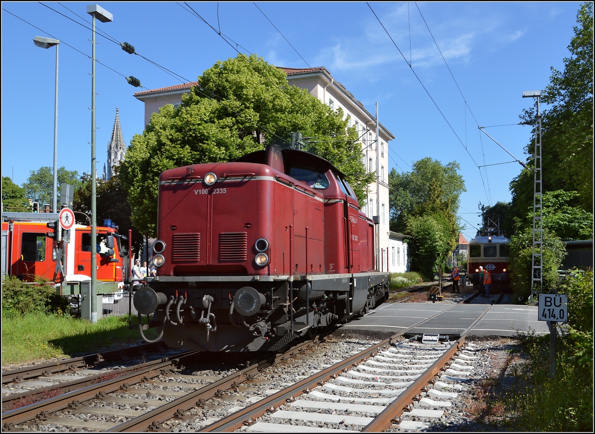 Oldistunden im Grenzbahnhof. 

Nun setzt sich V100 2335 der NESA vor den Sonderzug Basel-Augsburg. Juni 2014.