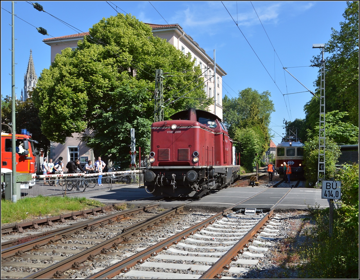 Oldistunden im Grenzbahnhof. 

Nun übernimmt V100 2335 der NESA den Sonderzug Basel-Augsburg. Zuvor gab es eine kleine Fotosession mit Re 4/4 I 10034. Drum muss nicht nur die Feuerwehr warten, auch der Seehas und der IC bekommen 2 Minuten Verspätung. Juni 2014.