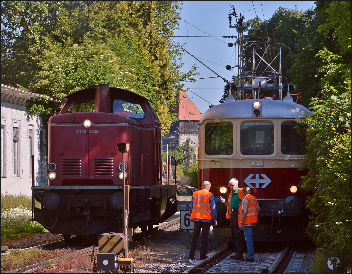 Oldistunden im Grenzbahnhof. 

Nun übernimmt V100 2335 der NESA den Sonderzug Basel-Augsburg. Zuvor gibt es eine kleine Fotosession mit Re 4/4 I 10034. Juni 2014.