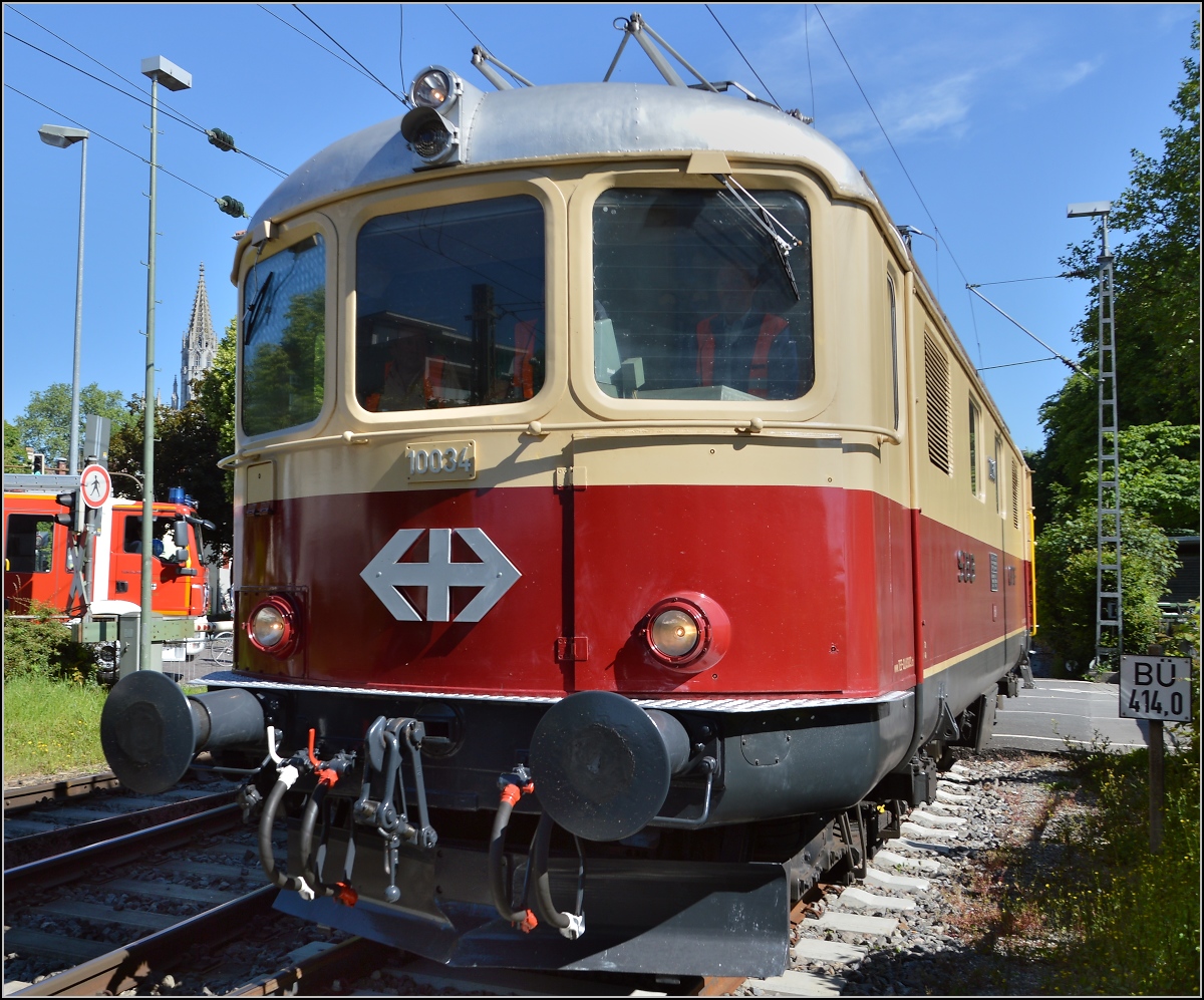 Oldistunden im Grenzbahnhof. 

Re 4/4 I 10034 hat ihre Schuldigkeit getan und verschwindet Richtung Schweiz. Juni 2014.