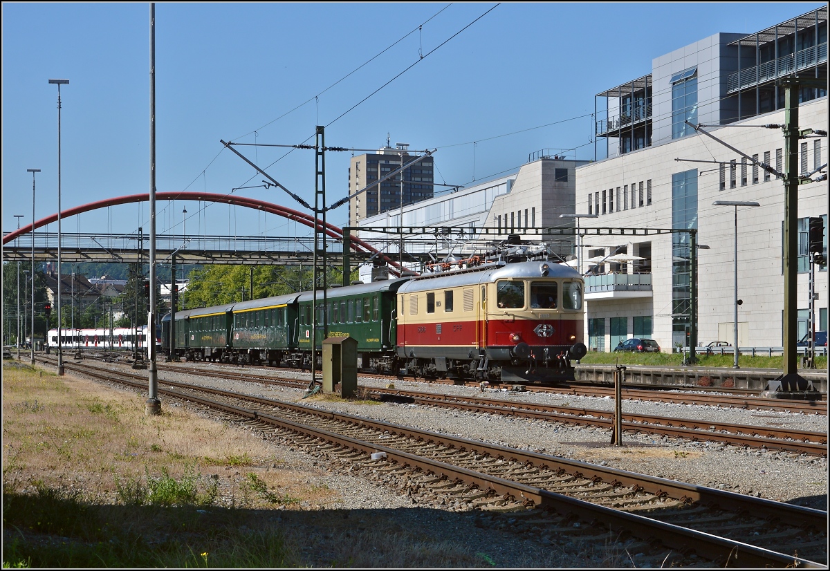Oldistunden im Grenzbahnhof.

Re 4/4 I 10034 bringt den Sonderzug Basel-Zürich-Stein am Rhein-Konstanz-Augsburg über die Grenze nach Konstanz. Juni 2014.