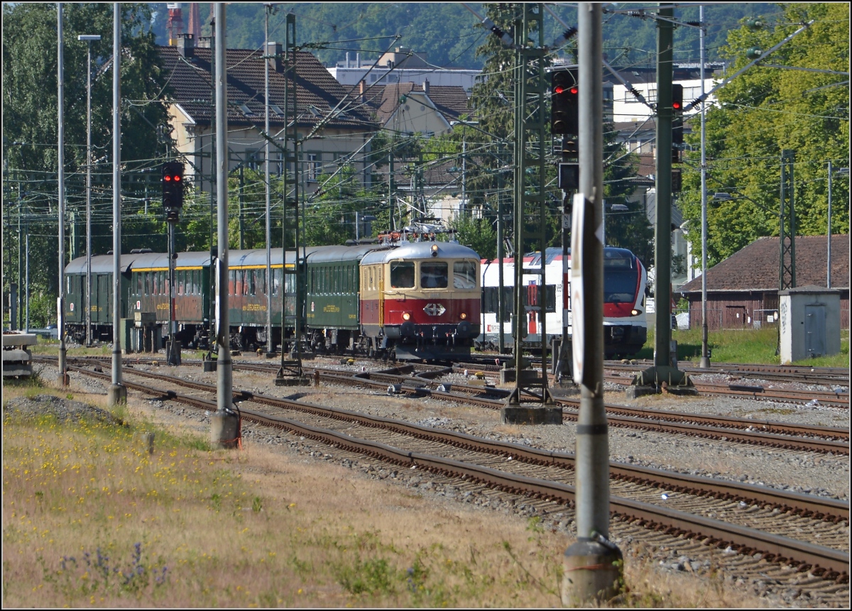 Oldistunden im Grenzbahnhof.

Re 4/4 I 10034 bringt den Sonderzug Basel-Zürich-Stein am Rhein-Konstanz-Augsburg über die Grenze nach Konstanz. Juni 2014.