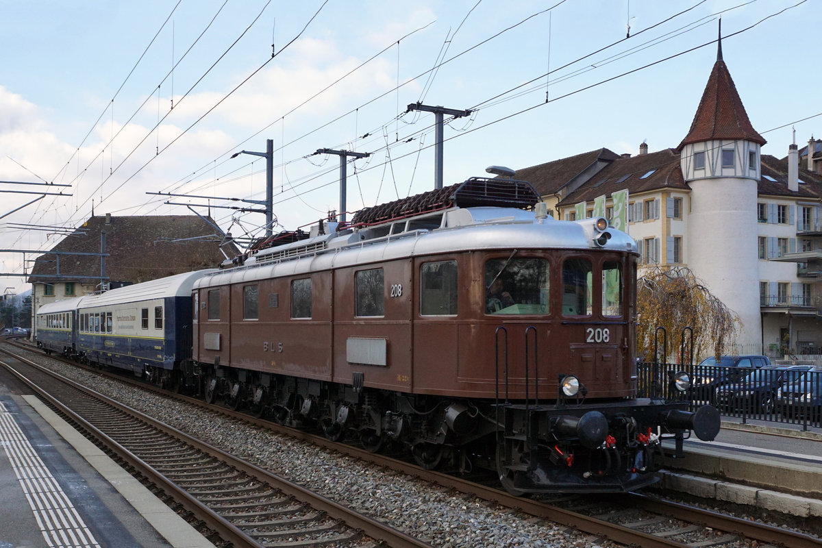 Oldtimer und Allwetterfotograf auf Tour am 2. Dezember 2017 trotz starkem Wind, Minustemperatur und starker Bewölkung.
TR Trans Rail - Swisstrain auf Sonderfahrt Payerne - Lausanne - Zürich mit der Ae 6/8 208, ehemals BLS, anlässlich der Durchfahrt La Neuveville.
Foto: Walter Ruetsch   