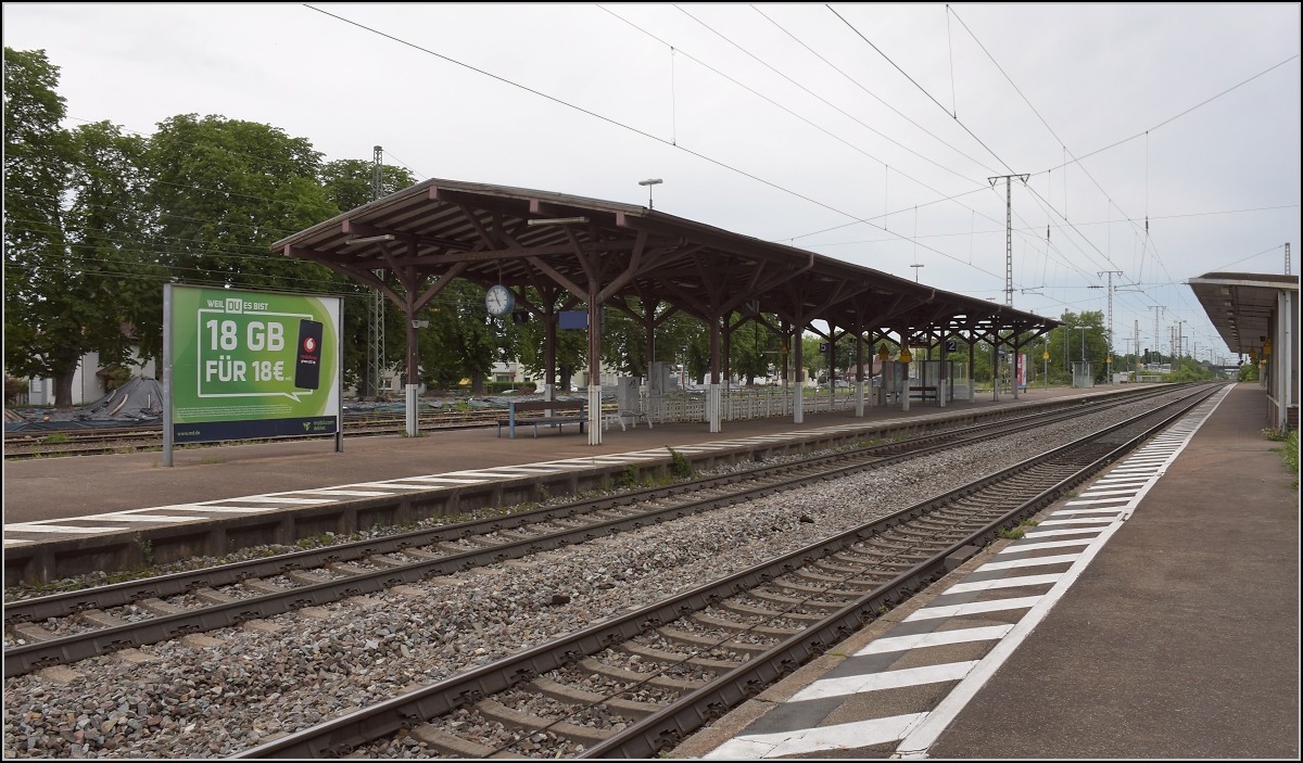 Opfer der NEAT. In Müllheim wird es bald so etwas geben wie Gleis 0 und -1. Dafür muss natürlich der Bahnhof komplett neu arrangiert werden. Hier der Mittelbahnsteig. Mai 2020.