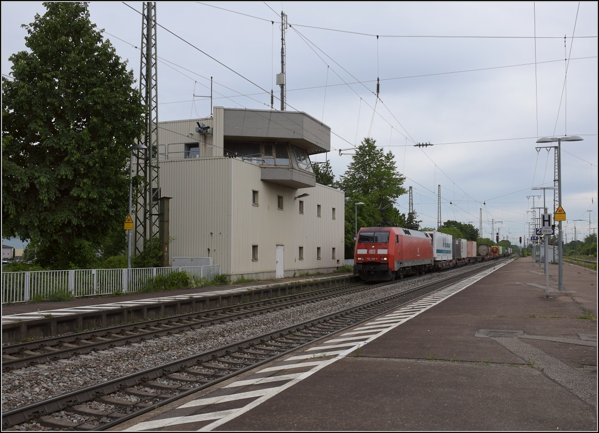 Opfer der NEAT. In Müllheim wird es bald so etwas geben wie Gleis 0 und -1. Dafür muss natürlich der Bahnhof komplett neu arrangiert werden. Und statt Stellwerk gibt es dann bald zwei Gleise. Hier gibt es kurzen Besuch von 152 109-5 .Mai 2020.