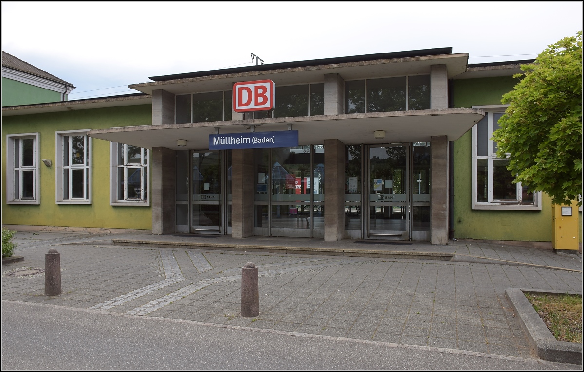 Opfer der NEAT. In Müllheim wird es bald so etwas geben wie Gleis 0 und -1. Dafür muss natürlich der Bahnhof komplett neu arrangiert werden. Und statt Empfangsgebäude gibt es dann bald zwei Gleise. Mai 2020.