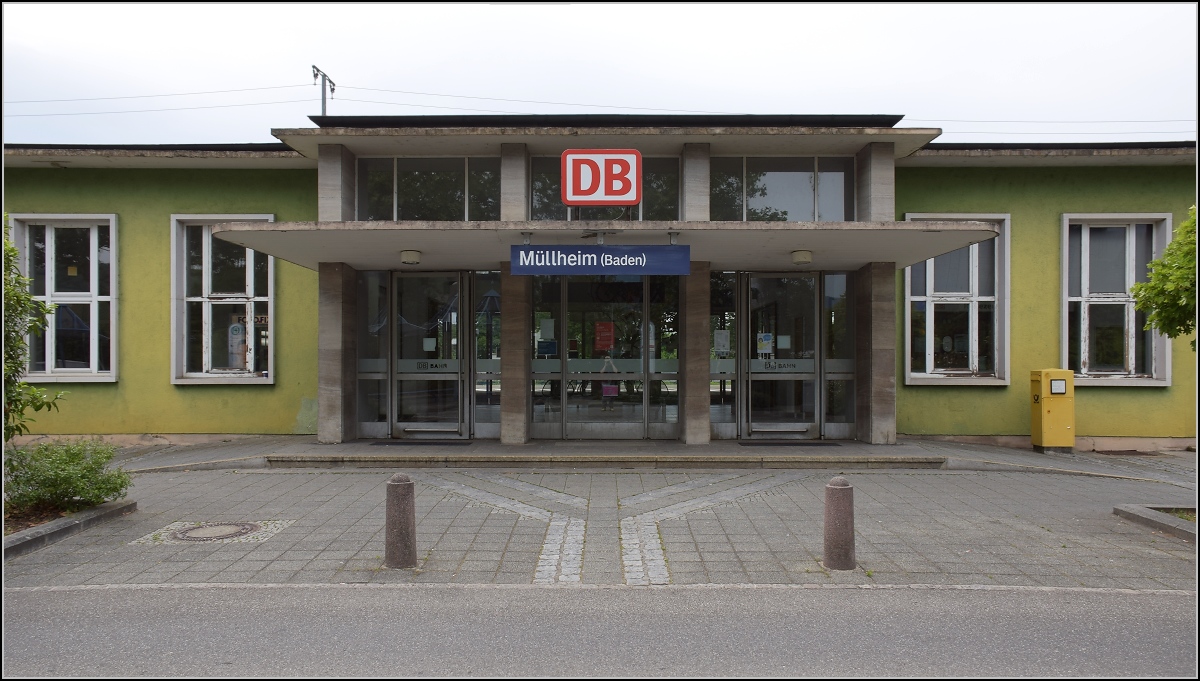 Opfer der NEAT. In Müllheim wird es bald so etwas geben wie Gleis 0 und -1. Dafür muss natürlich der Bahnhof komplett neu arrangiert werden. Und statt Empfangsgebäude gibt es dann bald zwei Gleise. Mai 2020.
