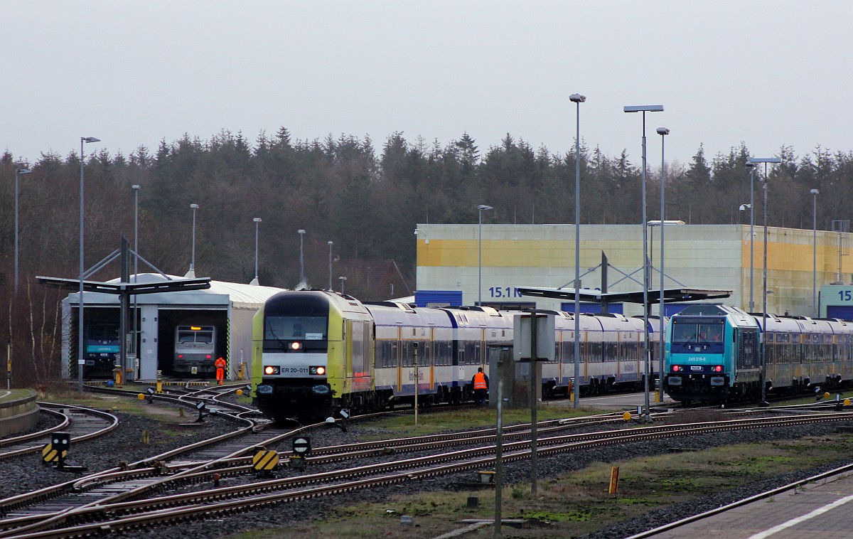 Ordentlich was los im NOB Bw in Husum...neben der NAH.SH/Paribus/NOB 245 206 ganz links versteckt sich in der Halle die alte ex Connex Garnitur, nicht sichbar die BRLL 223 001, in der Mitte die BRLL 223 011 und rechts die NAH.SH/Paribus/NOB 245 210. Husum 04.12.2015