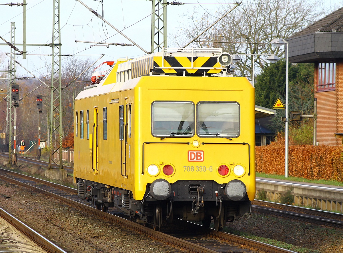 ORT 9 708 330-6(ex DR ORT 188.3, Baujahr 1990, Görlitz 20300/14, 22,4 m,61t, 100km/h)mit relativ neuer Revision(BCS X 14.03.2014)und in neuem Lack dieselt hier gemütlich durch Schleswig. 26.11.2014