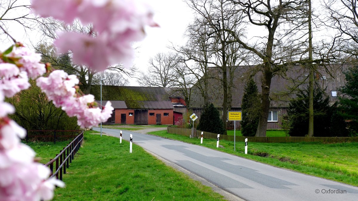 Ortseingang von Bottendorf im Frühling. 