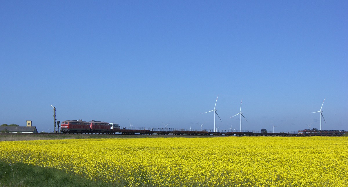 Ortswechsel zum B in Lehnshallig...dort angekommen kamen gleich 218 385 und 369 mit einem SyltShuttle vorbei. 17.05.2020