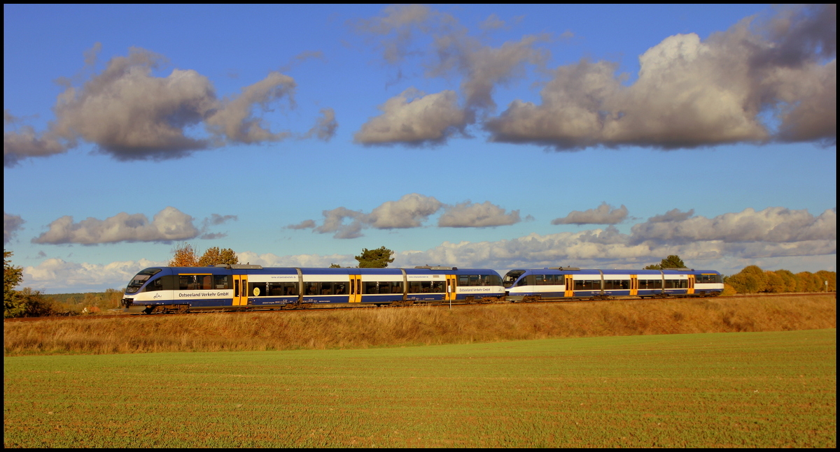 Ostseeland Verkehr GmbH VT 0009 und VT 0013 als OLA 79810 von Ueckermnde Stadthafen nach Btzow am 18.10.2013 bei Pasewalk