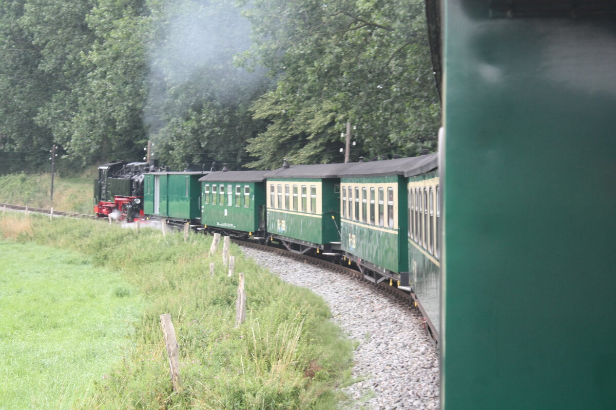 Panorama-Wagen Foto von der 99 782 der RBB in Richtung Ostseebad Ghren am 28.7.21