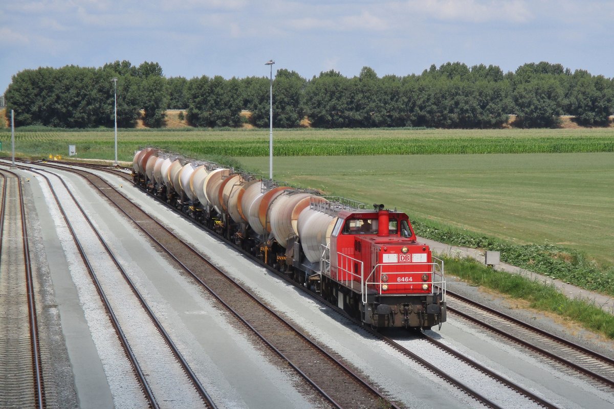 Panoramablick auf 6464 mit Knickkesselwagenzug in Lage Zwaluwe und Gegend am 18 Juli 2018.