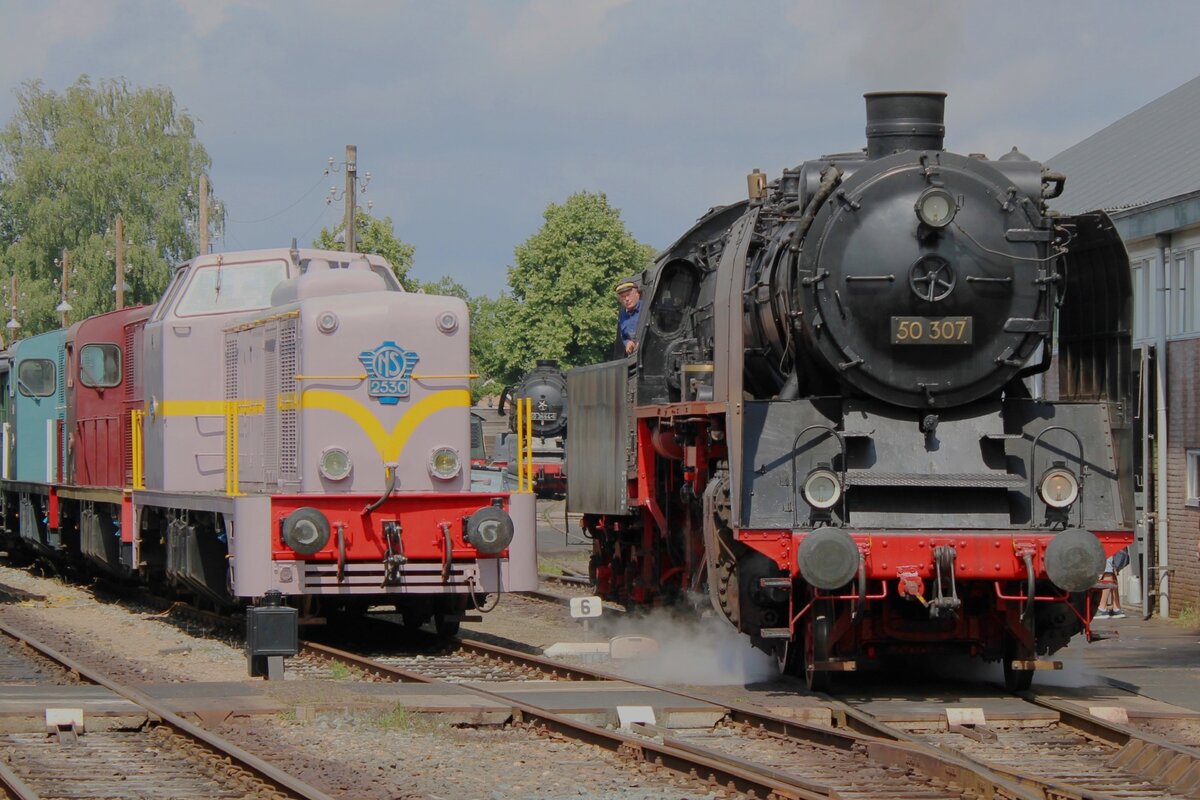 Parallel in Beekbergen am 28 Juli 2023 mit 2530 (Diesellok) und 50 307 (Dampfross). 