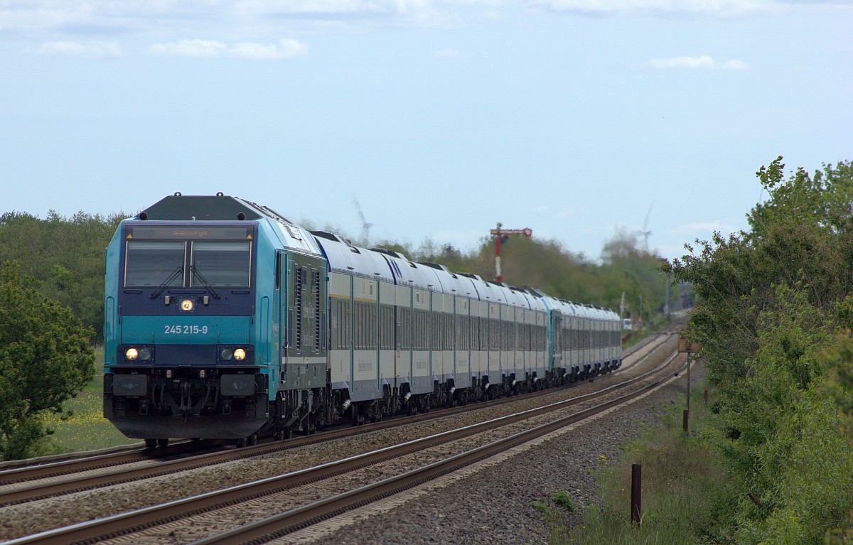 Paribus/NAH.SH 245 215 und 245 201 in der Mitte mi dem 12ender auf dem Weg nach Westerland. Dreieckskoog 31.05.2020