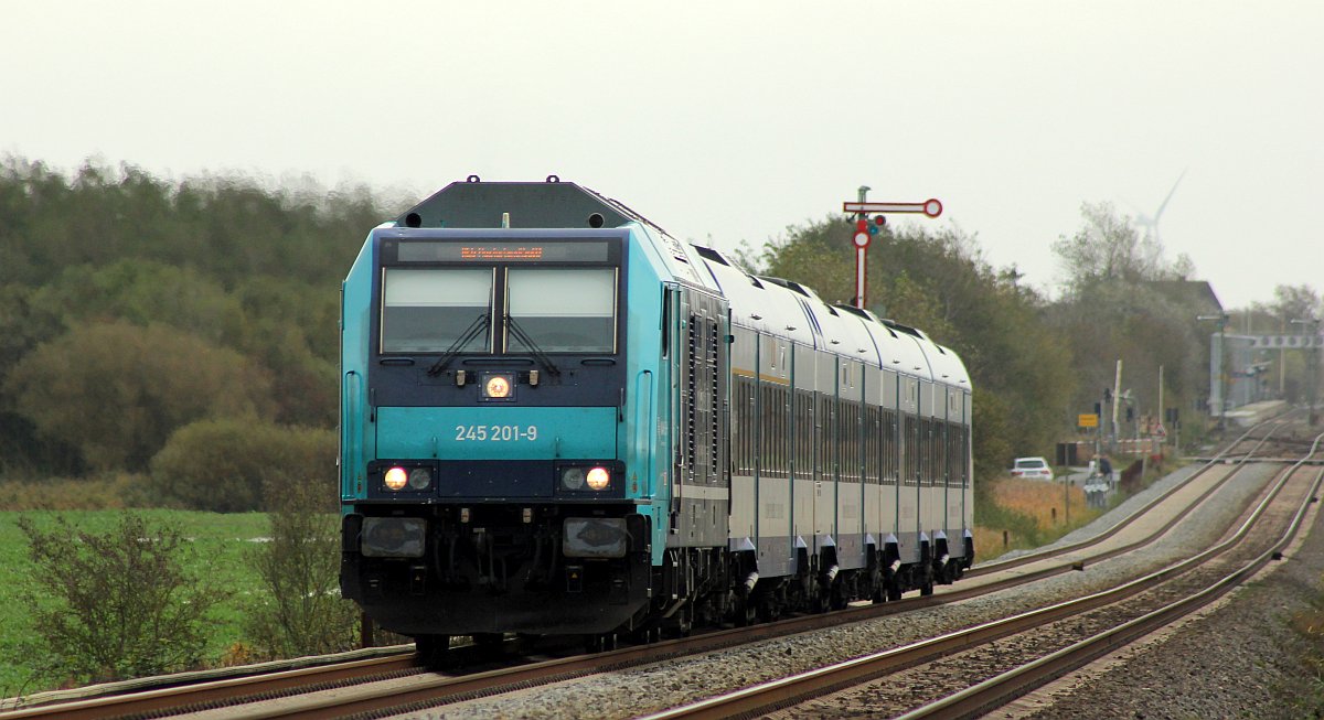 Paribus/NAH.SH/DB 245 201-9 mit RE 6 nach Westerland, Dreieckskoog/Klanxbüll 19.10.19