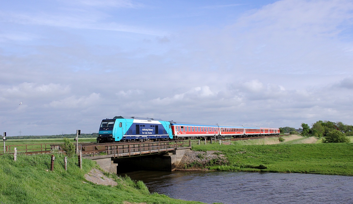 Paribus/NAH.SH/DB 245 211 mit Ersatzpark nach Husum. bargum Diek 24.05.2017