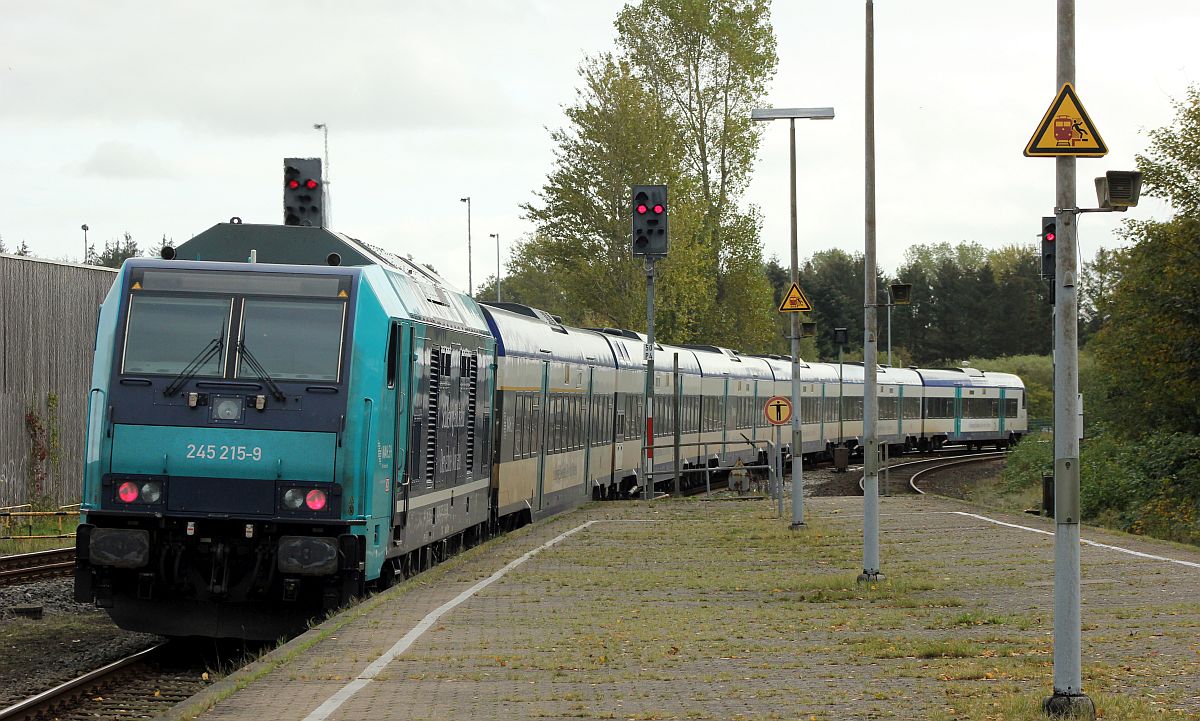 Paribus/NAH.SH/DB 245 215 schiebt ihren RE 6 nach Hamburg raus aus Husum. 14.10.19