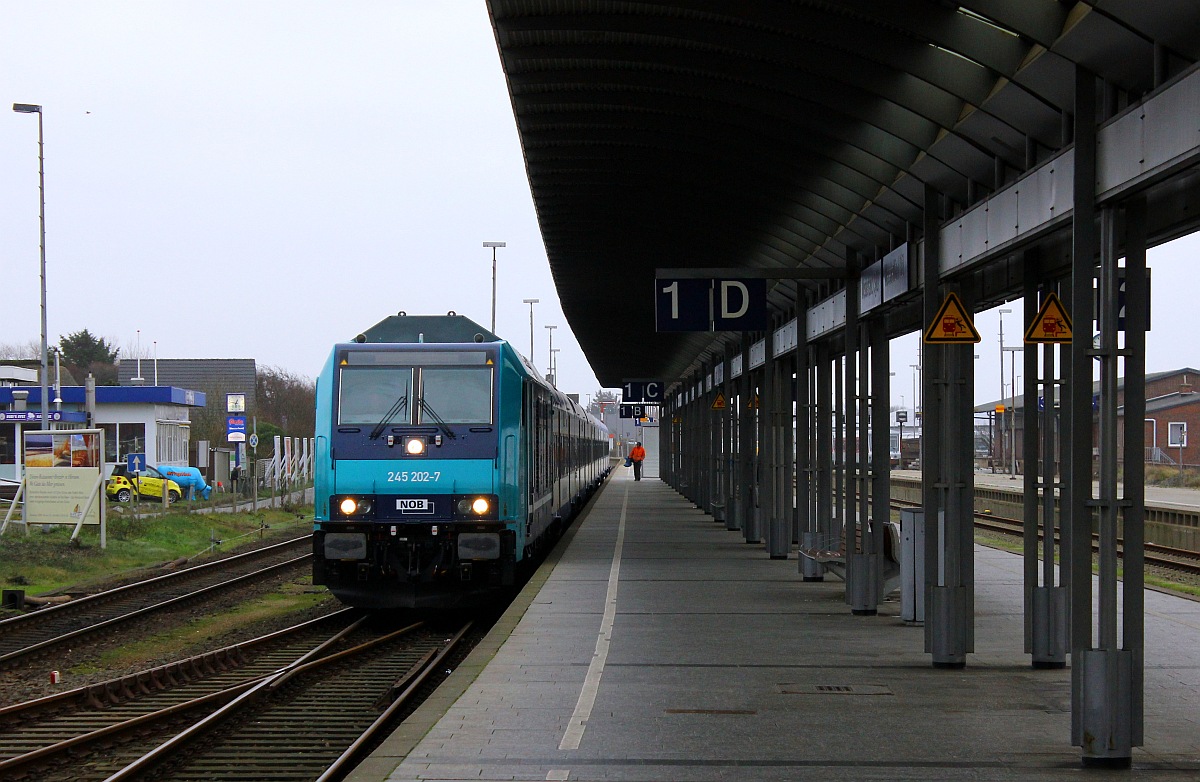 Paribus/NAH.SH/NOB 1245 202-7 mit der NOB aus Hamburg hat hier Einfahrt in Westerland und wird Sylt in wenigen Minuten wieder Richtung Hamburg verlassen. Westerland auf Sylt 06.12.2015