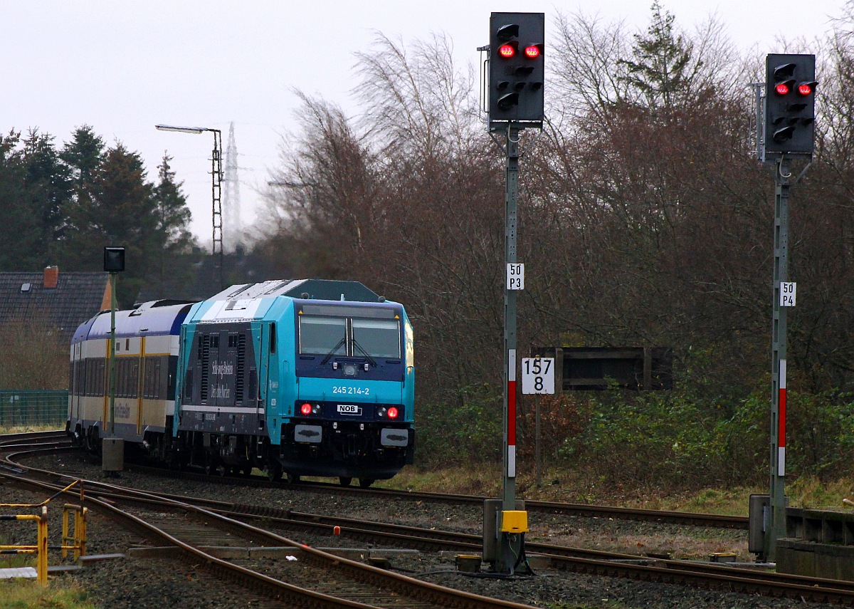 Paribus/NAH.SH/NOB 1245 214-2 als Schublok einer NOB nach Hamburg-Altona verlsst hier Husum. 06.12.2015