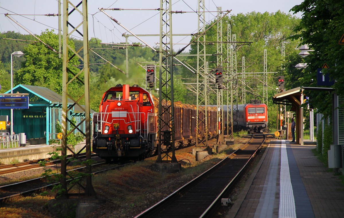 Passt haargenau...DB 261 038-4 dieselt hier mit dem EK 53567 aus Jübek durch Schleswig während 112 177-1 mit SH-Express nach Flensburg verschwindet. Schleswig 22.05.2014