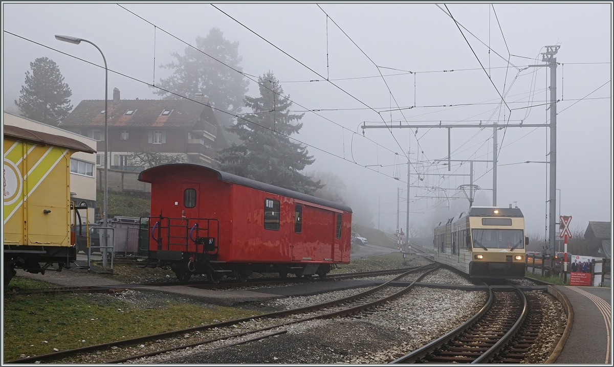 Passt in die Narrenzeit: die MOB in red!
In Fontanivent steht ein neu lackierter, roter Wagen, jedoch ohne Anschriften. 
Vielleicht weis jemand mehr dazu.
5. Feb. 2016