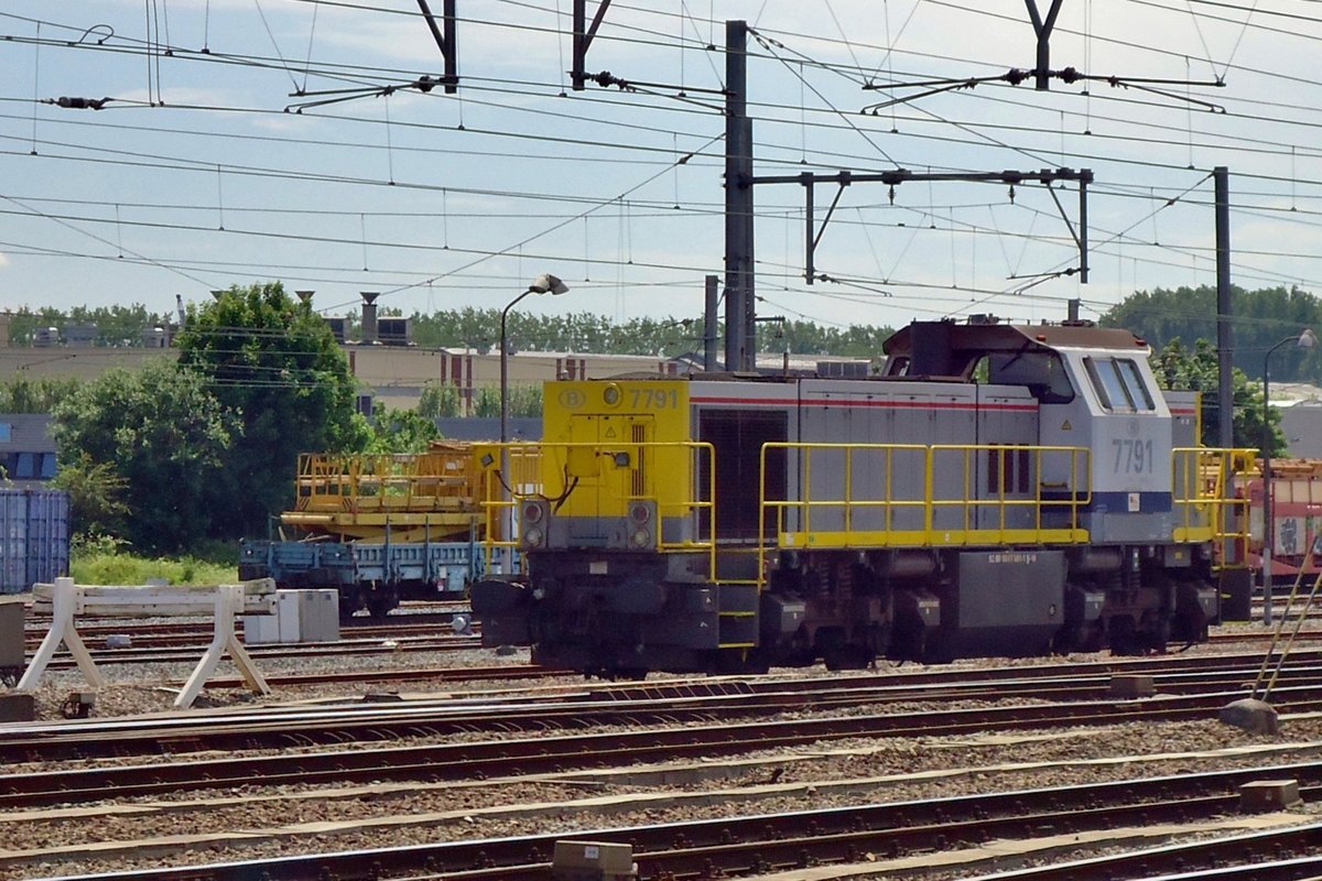 Pause für SNCB 7791 in Brugge Centraal am 22 Mai 2014.