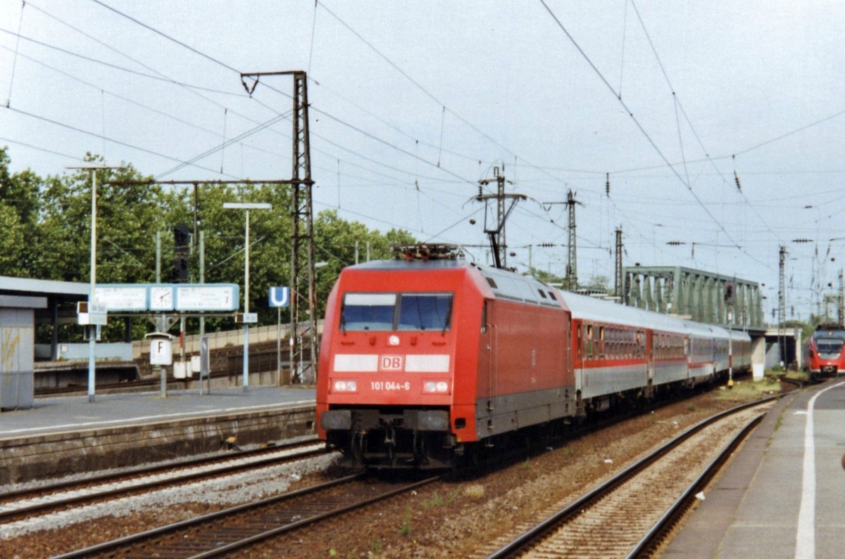 PbZ mit 101 044 durchfahrt am 13 April 2000 Kln Deutz.