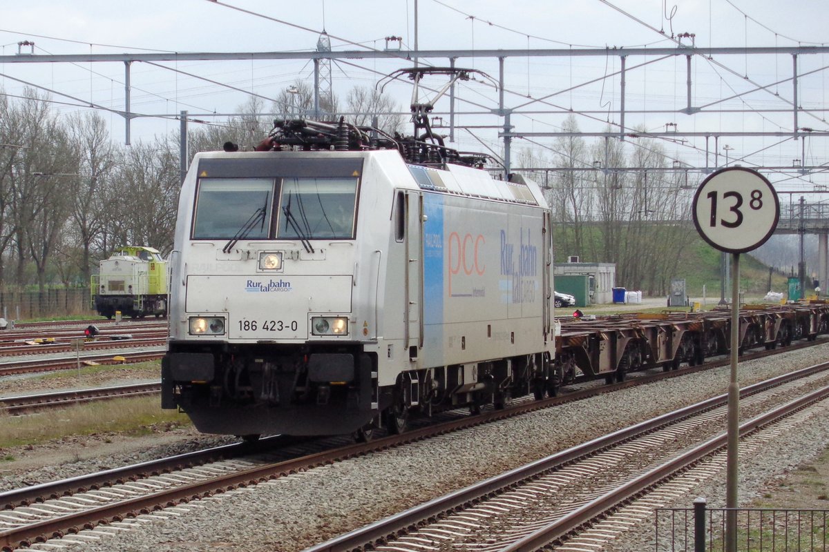 PCC/RTB 186 423 dönnert durch Lage Zwaluwe am 27 März 2019.