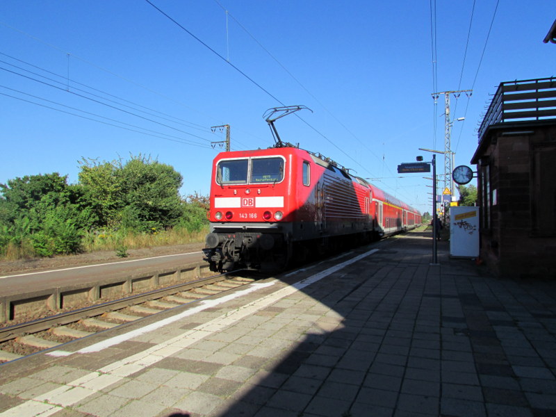 Personenzug RB 15723 im Bahnhof Weiterstadt am 05.Sept.2013