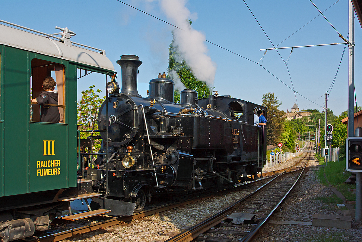 
Pfingstdampf Festival bei der Museumsbahn Blonay-Chamby - Die HG 3/4 Zahnraddampflok B.F.D.  N° 3  (Brig–Furka–Disentis-Bahn) fährt mit Ihrem Zug am 27.05.2012 vom Bahnhof Blonay weiter nach Vevey hinab. 
Im Hintergrund das Schloss Blonay (Le château de Blonay).

Die Lok wurde 1913 von SLM unter der Fabriknummer 2317 gebaut. Insgesamt wurden zehn dieser Loks des Typs HG 3/4 ab 1913 durch die Brig–Furka–Disentis-Bahn beschafft. Die von der Schweizerischen Lokomotiv- und Maschinenfabrik Winterthur (SLM) gebauten Zahnradlokomotiven kamen nach ihrer Ausmusterung in der Schweiz auch in Frankreich und Vietnam zum Einsatz, diese hier kam 1969 zur Museumsbahn B-C. Bis heute sind vier Exemplare betriebsfähig erhalten, drei davon bei der Dampfbahn Furka-Bergstrecke (DFB). Weiterhin gingen Überreste der der Nr. 2 und 8 Vietnam wieder zur BFD. 