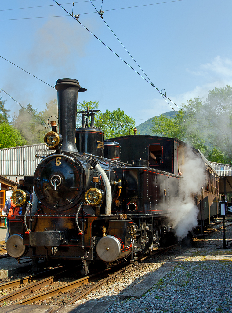 
Pfingstdampf Festival bei der Museumsbahn Blonay-Chamby: 
Die G 3/3 Dampftenderlokomotiven BAM Nr. 6 dampft am 27. Mai 2012 im Museum Chaulin. 

Die Lok 1901 von der Schweizerische Lokomotiv- und Maschinenfabrik (SLM) in Winterthur unter der Fabriknummer 1341, für die JS (Jura–Simplon-Bahn) gebaut,  hier hatte sie die Lok Nr. 909. Ab 1902 gehörte die Bahn zur SBB und die Lok erhielt die Nr. 109, 1921 wurde sie dann an die BAM (Bière–Apples–Morges-Bahn) verkauft. 