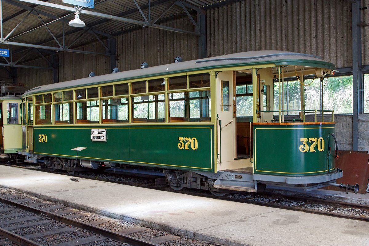 Pfingstdampf Festival bei der Museumsbahn Blonay-Chamby:
Der vierachsige Straßenbahn-Beiwagen CGTE C4 370 der ehemaligen Compagnie Genevoise des Tramways Electriques (Strassenbahn Genf) am 27. Mai 2012 im Museum Chaulin.

Der C4-Beiwagen mit zwei offenen Plattformen wurde 1920 von SIG in Neuhausen am Rheinfall gebaut. Etwa zehn dieser baugleichen Wagen waren bei der CGTE im Einsatz. Nur wenige Tramnetze in der Schweiz hatten zu dieser Zeit Fahrzeuge dieser Dimensionen im Umlauf. Konvois eines Triebwerks mit zwei Anhängern führten viele Städter zu Ausflügen in die Genfer Landschaft, insbesondere nach Hermance oder Chancy. In den 1950/60er Jahren wurde fast das gesamte Genfer Netz durch Straßendienste (Bus bzw. Trolleybus) ersetzt. Bis 1969 schrumpfte das Netz auf die etwa acht Kilometer lange Tramstrecke der Linie 12 (Moillesulaz–Carouge). Der Beiwagen 370 wurde 1973 an Blonay-Chamby verkauft. 

Die Gleise der letzten verbliebenen Tramlinie wurden 1978 unter der «neuen» TPG erneuert. Und seit 1995 befindet sich das Genfer Netz wieder im Ausbau, aktuell sind es über 36 km Strecklänge.

TECHNISCHE DATEN des Beiwagens.
Spurweite: 1.000 mm (Meterspur)
Anzahl der Achsen: 4 in zwei Drehgestellen
Länge über Kupplung: 13.300 mm
Breite: 2.200 mm
Drehzapfenabstand: 6.500 mm
Achsabstand im Drehgestell: 1.350 mm
Dienstgewicht: 11,1 t
Sitzplätze: 34 (3.Klasse)
Stehplätze: 47
