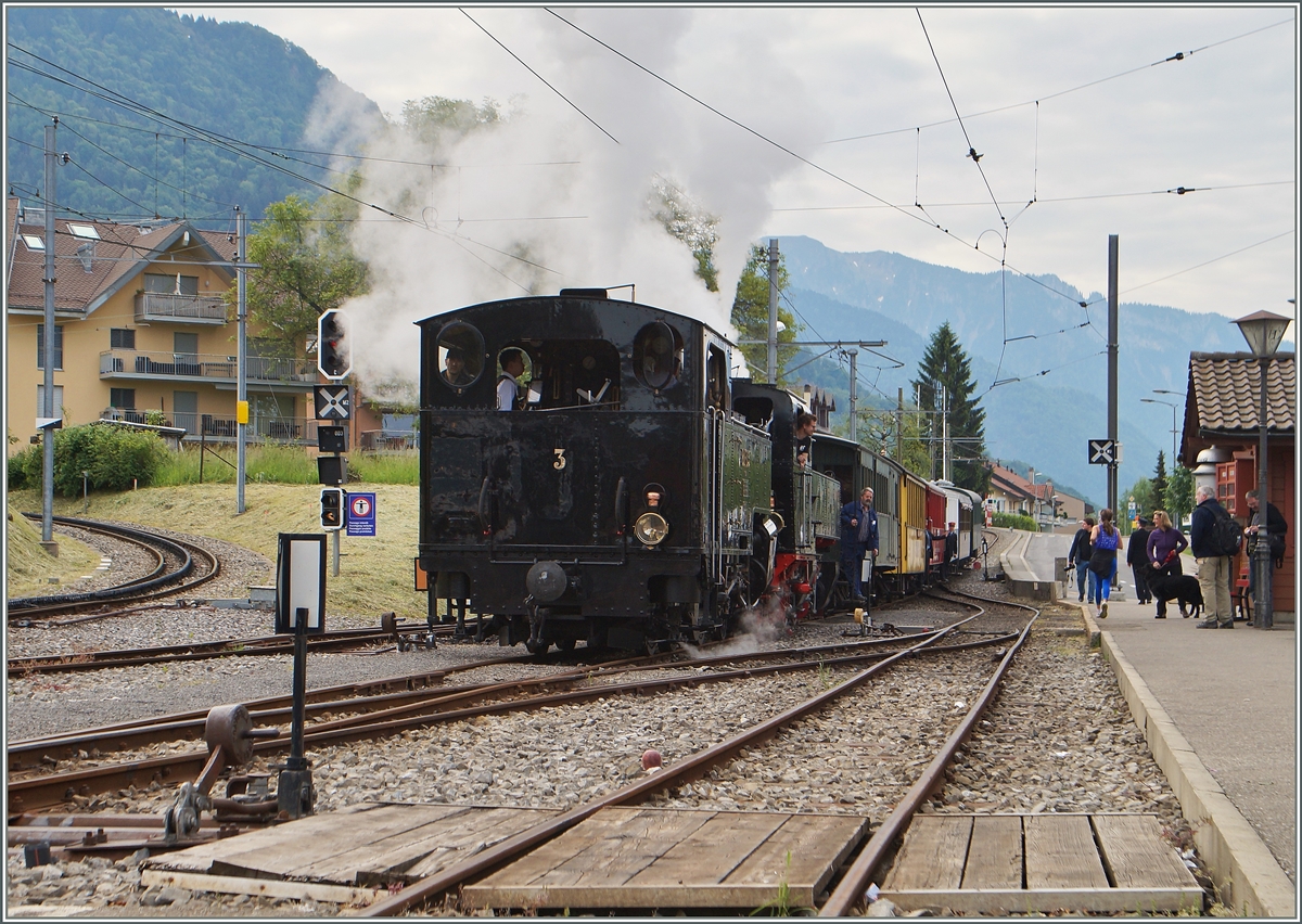 Pfingstfestival der Blonay Chamby Bahn 2015: der erste Dampfzug nach Vevey hat von Chaulin kommend, Blonay erreicht.
25.Mai 2015