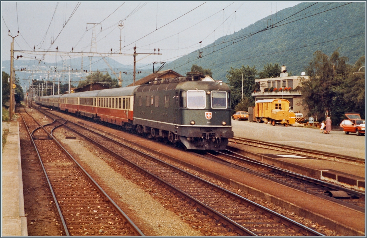 Pieterlen, eine Landstation am Jura Südfuss im Sommer 1984: Vorbei die Zeiten der internationalen Züge Bern - Biel - Delle -Paris, seit wenigen Jahren verkehren auch die Kurswagen Milano - Porrentruy und Irun- Zürich nicht mehr, doch ein internationaler Zug ist geblieben: Der IC 375 Mont Blanc, der früher als Hispania-Express verkehrte, aber auch heute noch neben der DB Stamm IC Komposition SNCF und SBB Liege- und Sitzplatz Kurswagen von und nach Port-Bou führt. Das Bild zeigt den IC 375  Mont Blanc  gezogen von der SBB Re 6/6 11641  Moutier auf dem Weg von Genève nach Hamburg Hamburg bei der Durchfahrt in Pieterlen. 

12. Juli 1984