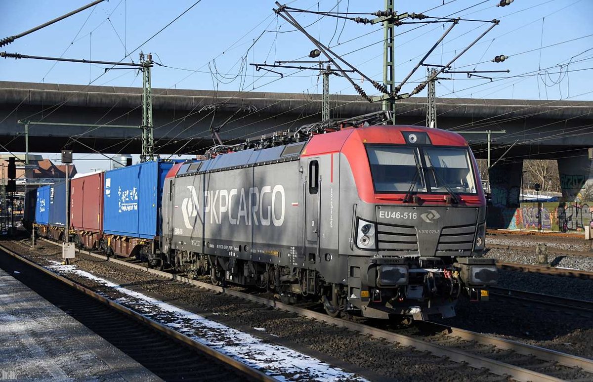 PKP EU 46-516/370 029-8 zog einen containerzug durch hh-harburg,13.02.21