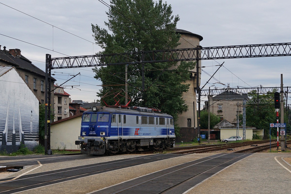 P.K.P INTERCITY.
EU07-320 5140 111 3 auf Rangierfahrt im Hauptbahnhof Krakau am 12. August 2014.
Foto: Walter Ruetsch