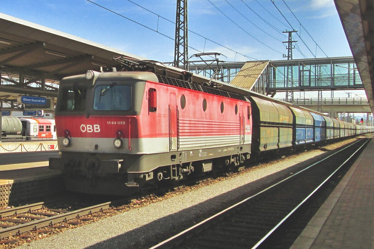 PKP Kohlezug mit ÖBB 1144 059 durchfahrt am 31 Mai 2015 Wiener Neustadt Hbf.