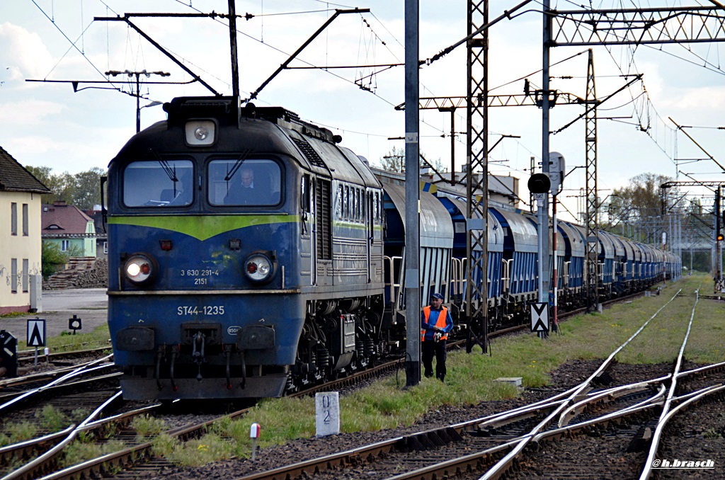 pkp ST44-1235,wurde angekuppelt an einen ganzzug,im bf inowroclaw,02.05.15