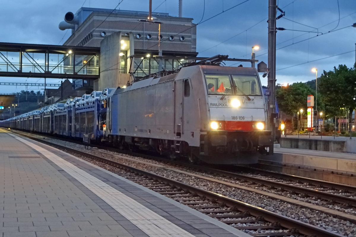 PKW Ganzzug mit 186 106 durchfahrt am Abend von 27 Mai 2019 Spiez.