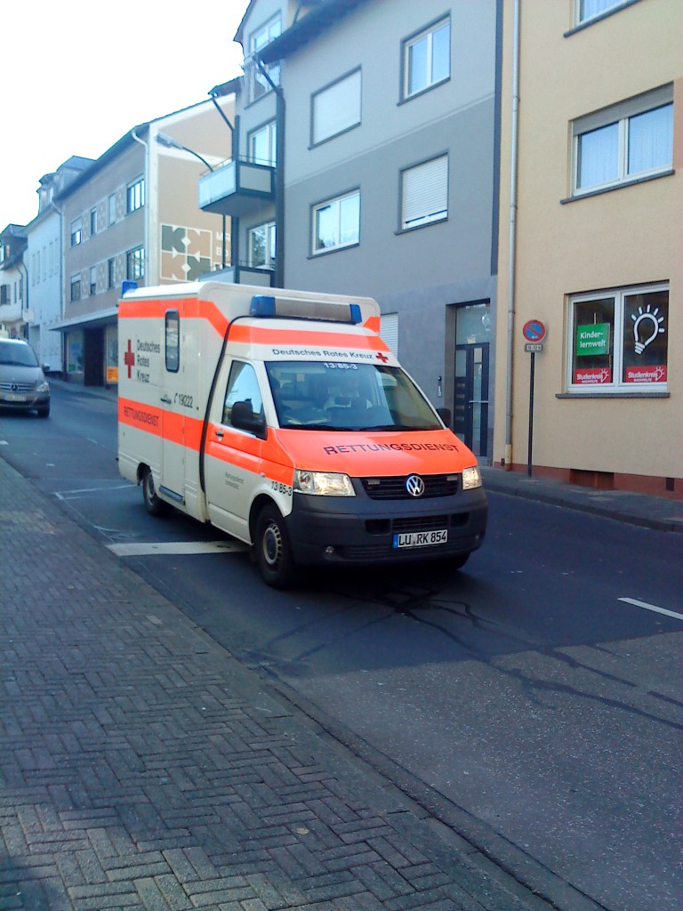 PKW VW Rettungsdienstwagen des DRK unterwegs in Bad Drkheim am 12.11.2013