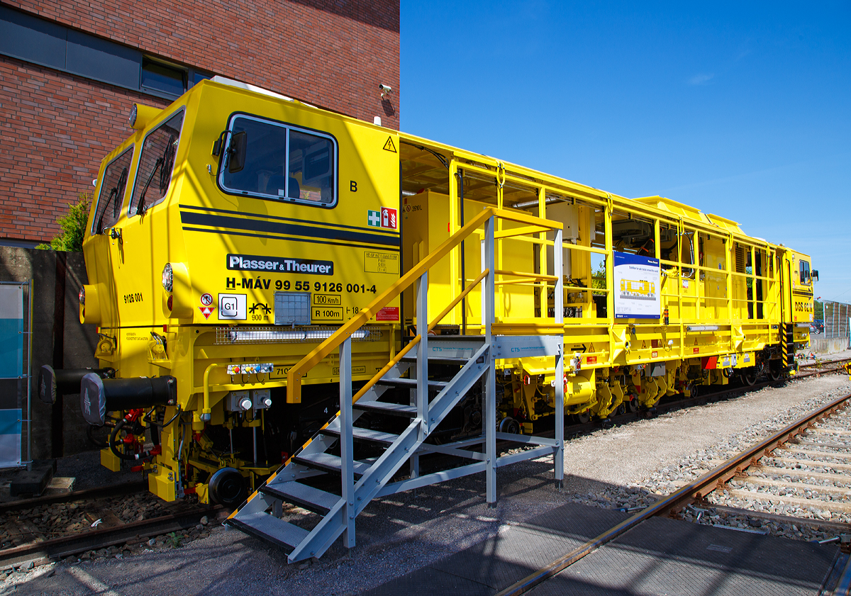 
Plasser & Theurer Dynamischer Gleisstabilisator DGS 62 N, H- MV 99 55 9126 001-4, fr die MV Magyar llamvasutak (Ungarische Staatsbahnen), prsentiert auf der iaf 2017 in Mnster (am 01.06.2017).

Die Wirkungsweise:
Bei der Durcharbeitung mit der Stopfmaschine wird das Gleis nivelliert, gehoben, gerichtet und unterstopft. Dabei wird der Schotter unter den Schwellen im Bereich der Stopfzonen verdichtet.

Die anschlieende dynamische Stabilisation sorgt fr ein homogenes Schottergefge. Die dabei in den Schotter geleitete Vibration in Verbindung mit der statischen Auflast bewirkt, dass sich die Schotterkrner formbndig enger aneinander schlichten. Eine krftefreie Neuordnung der Schottersteine ist die Folge. Die Anzahl der Hohlrume verringert sich, die Schottersteine weisen anstelle von einzelnen Berhrungspunkten eine grere Zahl von Berhrungsflchen und Berhrungskanten auf. Auch zwischen Schwellen und Schottersteinen steigt die Summe der Berhrungsflchen stark an.

Die dabei erzielte Homogenisierung des Schotterbettes erhht die Nachhaltigkeit der Gleisinstandhaltung. Die insgesamt grere Reibungsflche zwischen Schwellen und Schotter ergibt einen greren Querverschiebewiderstand sowohl fr das belastete als auch fr das unbelastete Gleis. Im Gegensatz zu anderen, herkmmlichen Methoden der Schotterbehandlung erfolgt eine rumliche Verdichtung mit einer vollkommen vernderten Schotterstruktur. Fr die Schwelle wird unter Beibehaltung oder sogar Verbesserung der einwandfreien Gleisgeometrie ein neues Auflager geschaffen, breitere Zonen des Schotterbettes bernehmen die bertragung der Krfte. Auch der Lngsverschiebewiderstand steigt.

Whrend der Arbeit kann der dynamische Querverschiebewiderstand ohne zustzlichen Arbeitsschritt gemessen und aufgezeichnet werden. Das gleiche gilt fr alle weiteren fr die Sicherheit wesentlichem Parameter der Gleisgeometrie.                          

Das Prinzip:
Das Gleis wird mittels des Dynamischen Gleisstabilisators in waagrechte Schwingungen versetzt und gleichzeitig mit einer vertikalen statischen Auflast beaufschlagt. Die dadurch bewirkte Neuordnung der Schottersteine hat zur Folge, dass das Gleis abgesenkt und in das Schotterbett eingerieben wird

TECHNISCHE DATEN der  DGS 62 N:
Hersteller:  Plasser & Theurer
Baujahr:  2017
Spurweite: 1.435 mm
Achsfolge: Bo'2 '
Eigengewicht: 69.000 kg
Lnge ber Puffer: 18.540 mm
Drehzapfenabstand: 12.300 mm
Hhe: 4.015  mm
Breite: 2.940  mm
Motor: Deutz BF 8 M 2015 C, aktiver  Rupartikelfilter
Leistung: 370  kW
max. Geschwindigkeit in Eigenfahrt: 100 km/h
max. Geschwindigkeit in Schleppfahrt: 100 km/h
Kleinster befahrbarer Gleisbogen: R = 100 m
Ausrstung: 2 Stck Stabilisationsaggregate, Frequenz 0 – 42 Hz verstellbar, Empfohlene Arbeitsfrequenz 30 – 35 Hz
Arbeitsgeschwindigkeit nach RiL:  max. 2.000 m/h