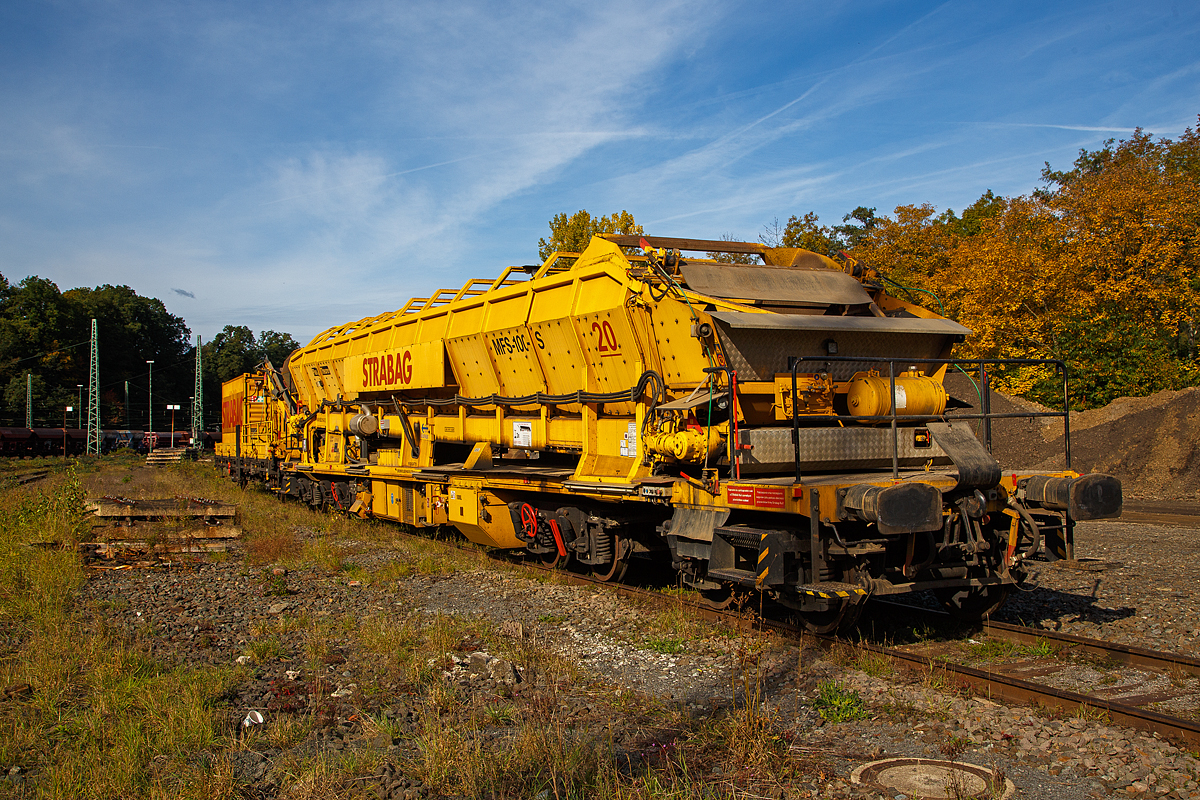 Plasser & Theurer Materialförder- und Siloeinheit MFS 100 S, Nr. 20 der Strabag BMTI Rail Service GmbH (Berlin), Schweres Nebenfahrzeug Nr. 99 80 9552 516-3 D-BRS abgestellt mit dem Schutzwagen (2-achsiger Flachwagen der Gattung Kgs-z) 23 62 3329 030-3 CG-BRS am 17.10.2021 in Betzdorf (Sieg).

Die MSF 100 Einheit wurde 2010 von Plasser & Theurer unter der Fabriknummer 5439 gebaut.

Die MFS 100 und dienen zum Transport von Schotter, Abraum und Pufferspeicher bei der Bettungsreinigung bzw. Planumsverbesserung. Hauptvorteil ist der kontinuierliche Förder-, Speicher- und Entladevorgang. Eine Zusammenstellung von beliebig vielen MFS-Wagen zu einem Zug mit jeweils gewünschter Speicherkapazität ist möglich. Der Füllvorgang beginnt beim vordersten Wagen (in Arbeitsrichtung), die folgenden Wagen dienen als Förderstraße.
Eine gleichzeitige Entleerung aller MFS-Wagen durch Ausschwenken der Entladebänder ist möglich, zudem eine dosierte Entladung zum Nachbargleis (Baugleis). Bei diesem Typ  MSF 100 „S“ (mit Einschotterungssystem) ist auch eine Endladung nach unten ins Gleis möglich.

TECHNISCHE DATEN:
Spurweite: 1.435 mm
Achsanzahl : 8 (in 2 Drehgestellen)
Länge über Puffer: 22.900 mm
Länge über Förderband: 26.750 mm
Drehzapfenabstand der Doppeldrehgestelle: 15.100 mm
Drehzapfenabstand der Einzeldrehgestelle: 3.900 mm Achsabstand der Einzeldrehgestelle: 1.500 mm
Höhe:  4.190 mm
Breite:  3.081 mm
Leergewicht: 64 t
Nutzlast:  80 t (ab Streckenklasse D 4)
Raddurchmesser: 850 mm (neu)
Höchstgeschwindigkeit: 100 km/h 
Bremse: KP-GE
Handbremse: auf die inneren vier Radsätze
Dieselmotor: wassergekühlter Deutz BF6M 1013 C (für Bandantrieb)
Motorleistung: 165 kW (224,5 PS) bei 2.300 U/min
Minimal befahrbarer Radius 150 m
Förderbandbreiten (Nutzbreite): ca. 1.920 mm 
Schwenkbereich Übergabeband + 47° / - 47°
Siloinhalt (theoretisch): 68 m³
Förderleistung max. (Materialabhängig): 700 bis 800 m³ /h Entladezeit: ca. 5 min 

