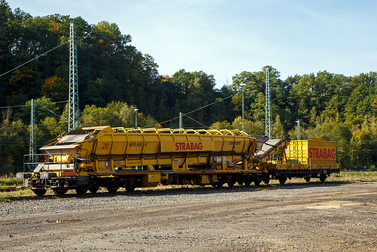 Plasser & Theurer Materialförder- und Siloeinheit MFS 100 S, Nr. 20 der Strabag BMTI Rail Service GmbH (Berlin), Schweres Nebenfahrzeug Nr. 99 80 9552 516-3 D-BRS abgestellt mit dem Schutzwagen (2-achsiger Flachwagen der Gattung Kgs-z) 23 62 3329 030-3 CG-BRS am 17.10.2021 in Betzdorf (Sieg).