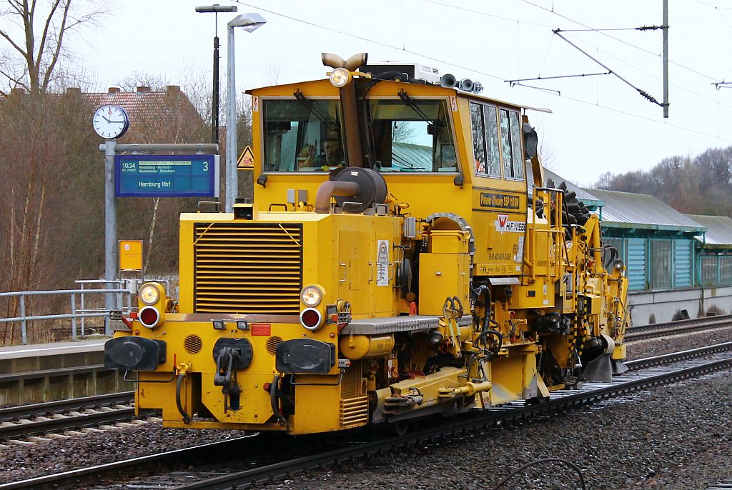 Plasser & Theurer SSP110SW der Fa. H.F Wiebe(99 80 9425 007-8 D-GBW)dieselt hier gemütlich durch den Schleswiger Bahnhof. Gruß zurück an den Tf! 08.03.2013