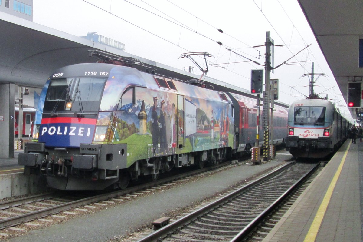 POLIZEI!! Werbe-Taurus 1116 157 aktiv in Linz Hbf am 30 Dezember 2016.