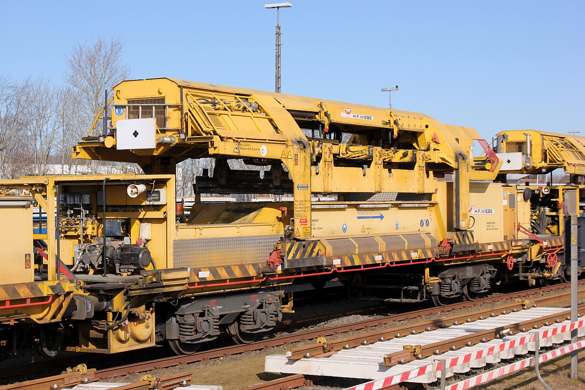 Portalkran 2 gehört zu SUZW 500 9980 9211 003-5, Niebüll 19.03.2021