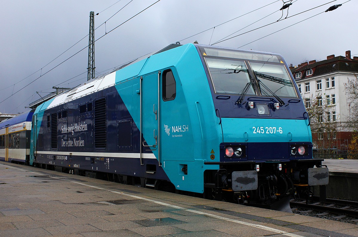 Portraitaufnahme der  anderen  Neuen Lok im Norden...Paribus/nah.sh/NOB 1245 207-6(REV/FKR X/25.10.15) vor ihrer NOB nach Westerland festgehalten im Bahnhof Hamburg-Altona. 14.11.2015